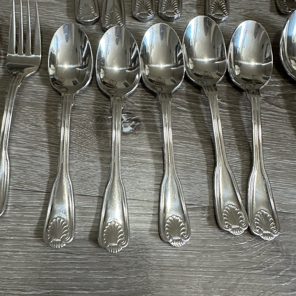 Wallace 18/10 Stainless Silver Flatware Set - Classic Pattern - Picture 5 of 9